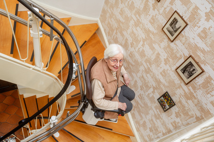 Treppenhilfe für Senioren: Diese Möglichkeiten bestehen
